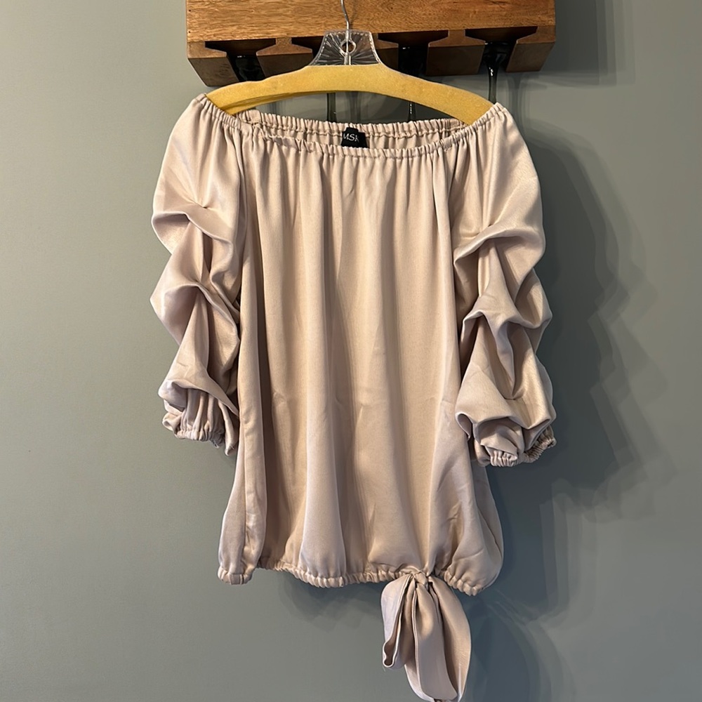 Woman’s MSK on or off the shoulder tan/gold ruffled blouse Sz large